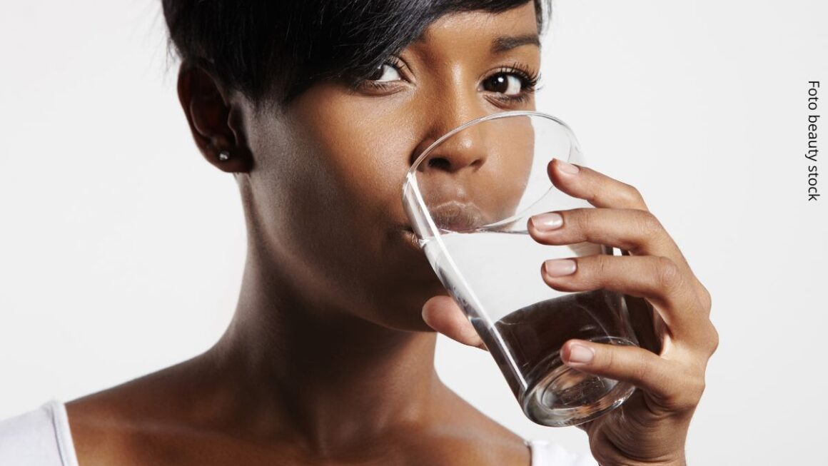 Beber copos de água, líquido fundamental para o bom funcionamento do corpo e para a saúde em geral.