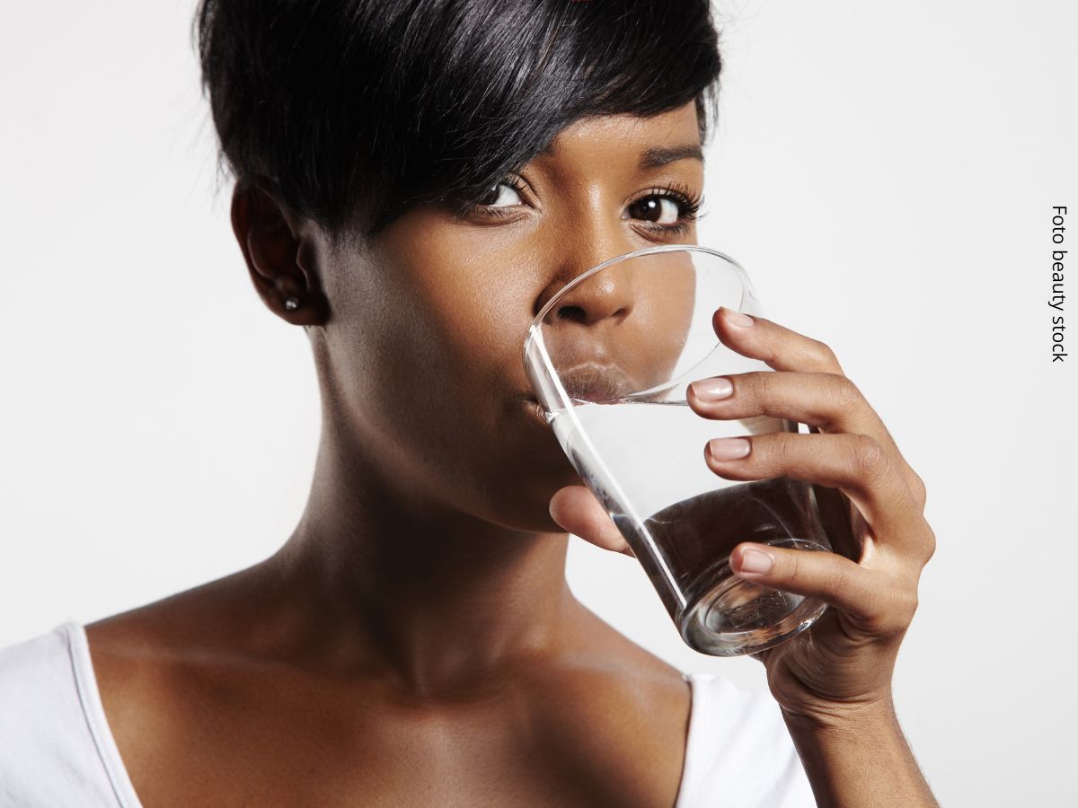 Beber copos de água, líquido fundamental para o bom funcionamento do corpo e para a saúde em geral.