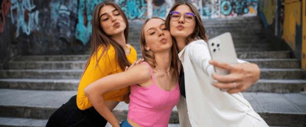 Jovens adolescentes fazendo self para as redes sociais. Registrar, ao fim do dia, acontecimentos positivos reduz a necessidade de se comparar com os outros