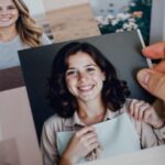 Close-up de um álbum de fotos de amizades de infância