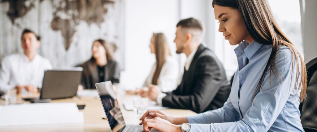 Imagem de um grupo de pessoas reunidas trabalhando num plano de negócios em um escritório 