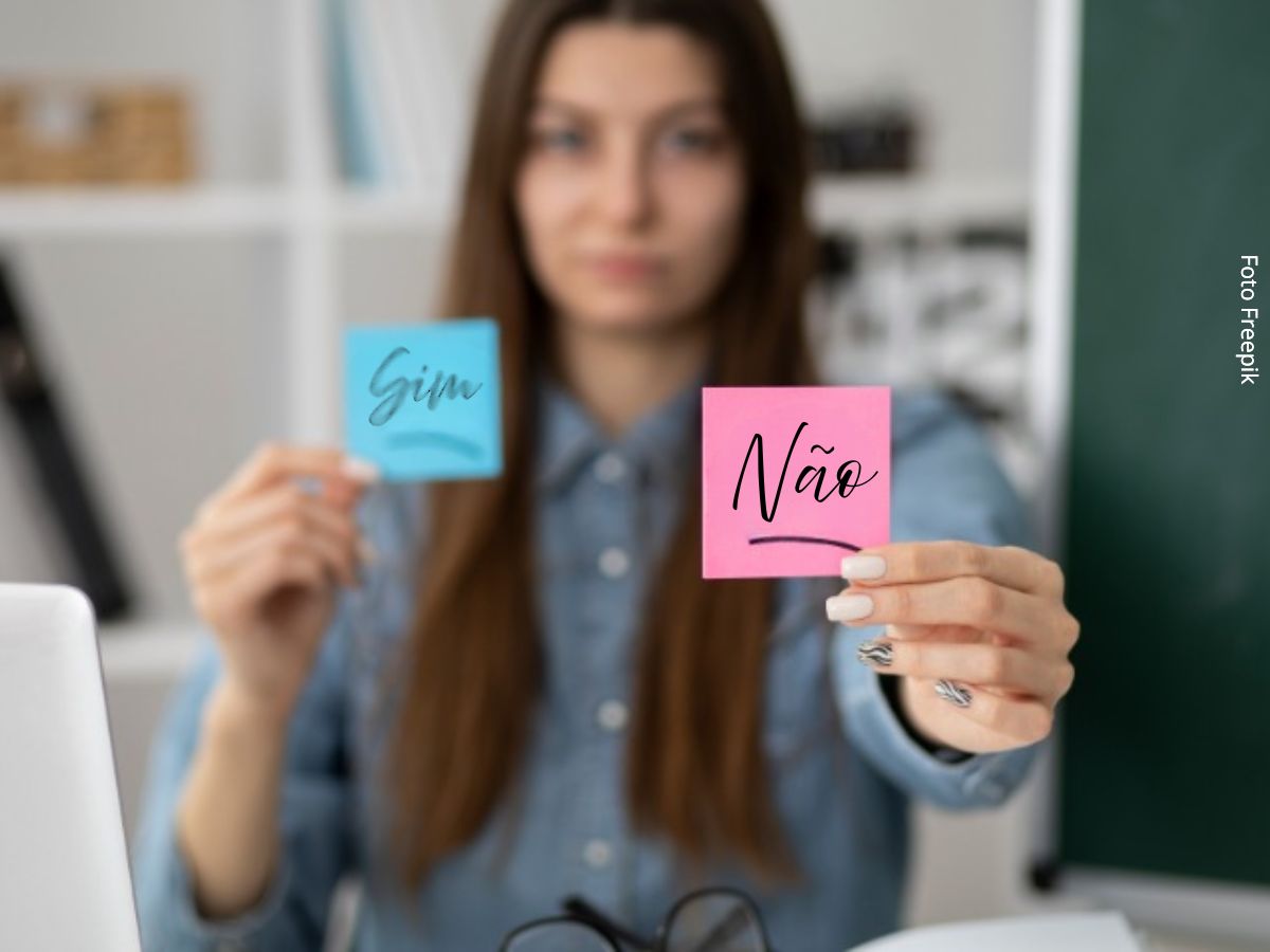 Imagem de uma mulher mostrando dois post it com as palavras não e sim, dando a entender que dizer não é importante