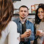 Imagem de um grupo de pessoas conversando, em que se nota alguns sinais de linguagem corporal