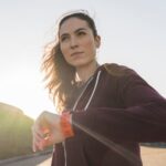 Retrato de mulher ativa pronta para o treinamento de rotina, base para o crescimento pessoal