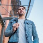 Imagem de um homem jovem branco a caminho do trabalho cheio de motivação para trabalhar.