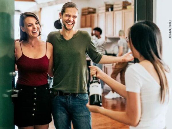 Presente para anfitrião não deve impressionar só retribuir o gesto