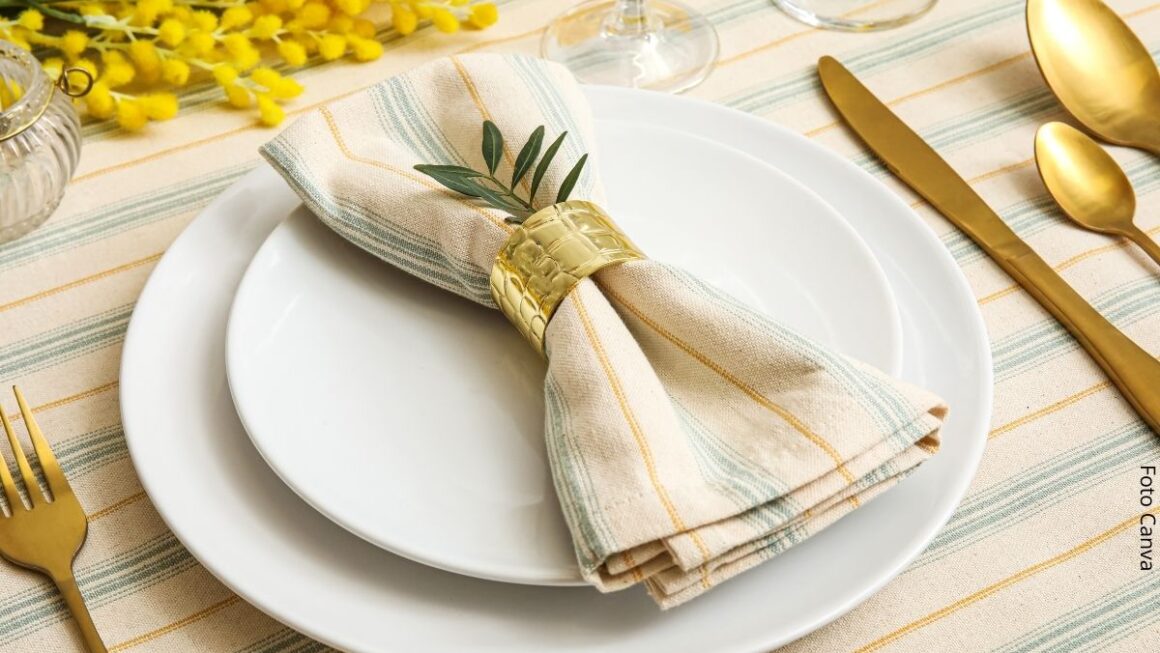 Imagem de uma mesa formal posta, simbolizando a ideia de como usar guardanapo
