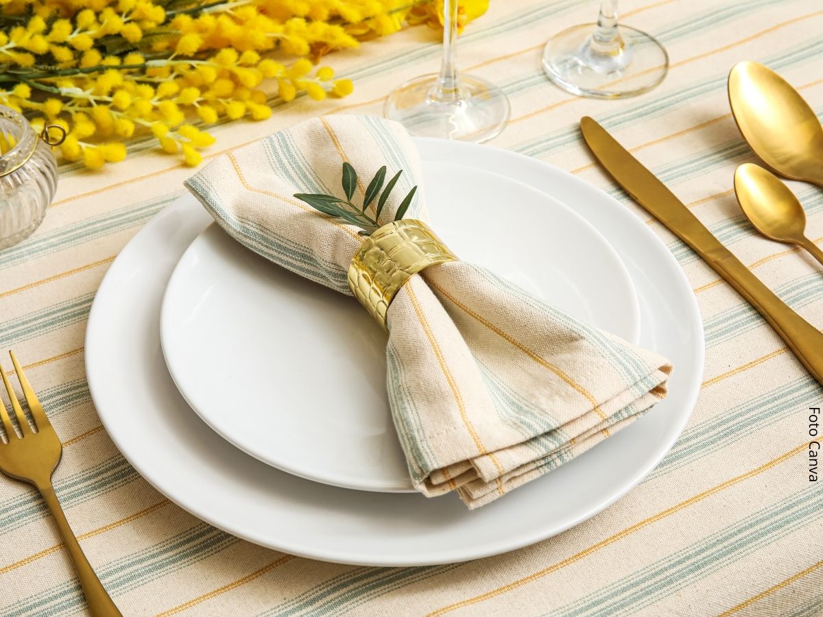 Imagem de uma mesa formal posta, simbolizando a ideia de como usar guardanapo