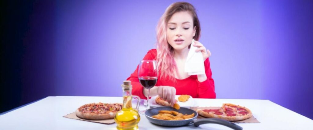 Imagem de uma mulher jovem comendo de forma informal