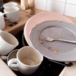 Imagem de louça suja dentro da pia da cozinha, mostrando ser um foco de doenças transmitidas por alimentos