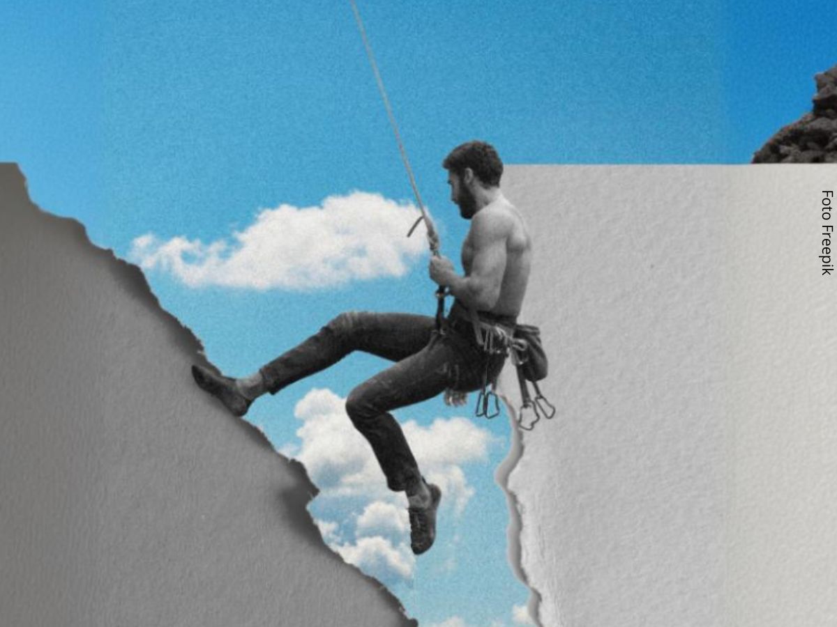 Imagem em forma de colagem de um homem escalando a borda de uma parede partida sob o céu azul, sintetizando o conceito de persistir