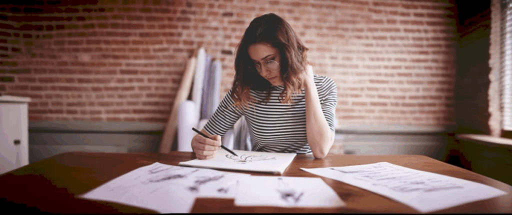 Imagem de uma mulher desenhando