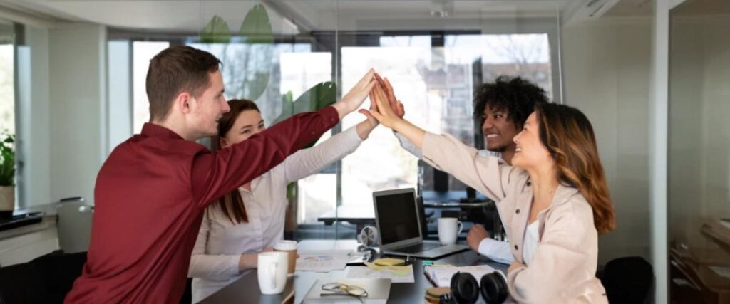 Imagem de colegas de escritório trabalhando juntos como uma equipe. 