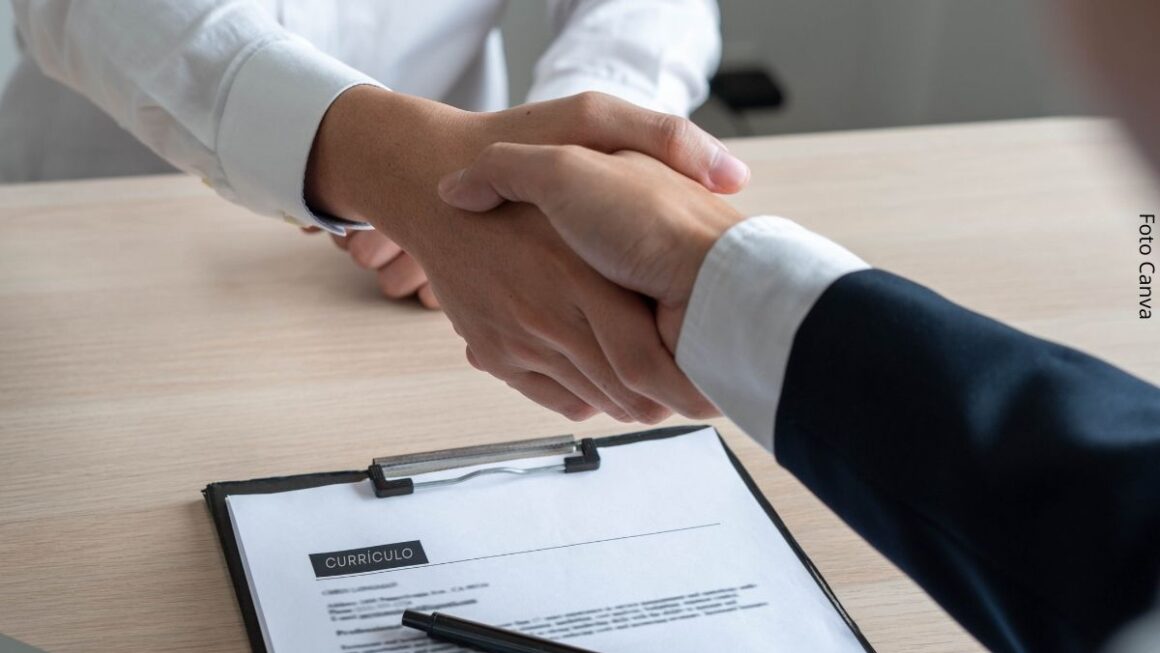 Imagem de um aperto de mão do contratante no contratado, mostrando como fazer um currículo bom é mais eficaz.