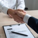 Imagem de um aperto de mão do contratante no contratado, mostrando como fazer um currículo bom é mais eficaz.