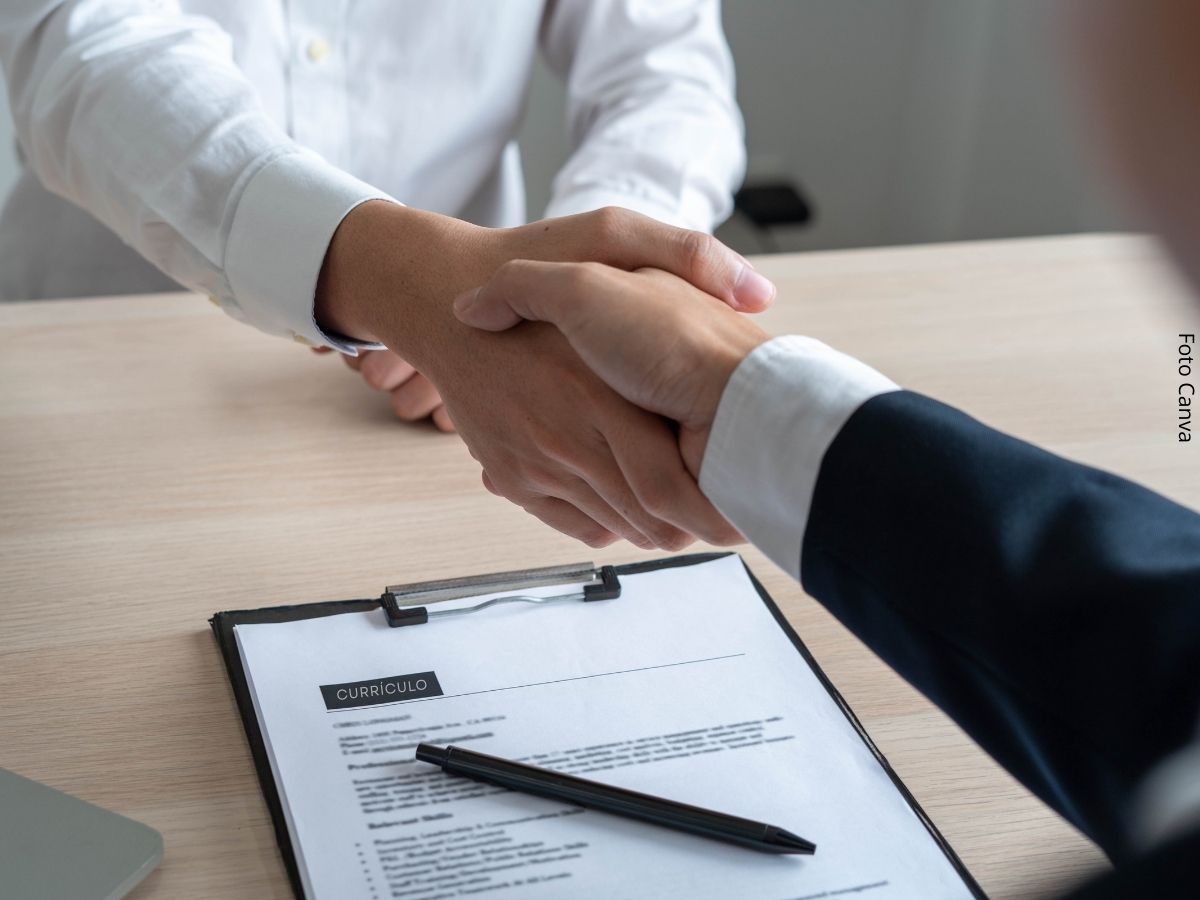 Imagem de um aperto de mão do contratante no contratado, mostrando como fazer um currículo bom é mais eficaz.
