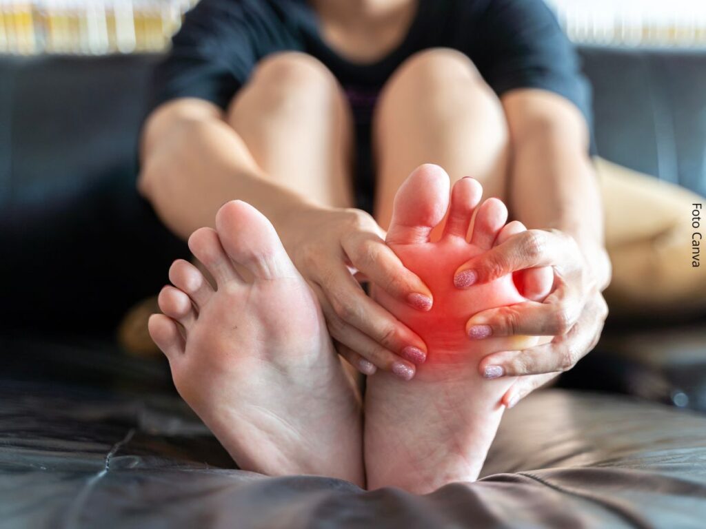 Close-up dos pés de uma mulher com dores nas articulações