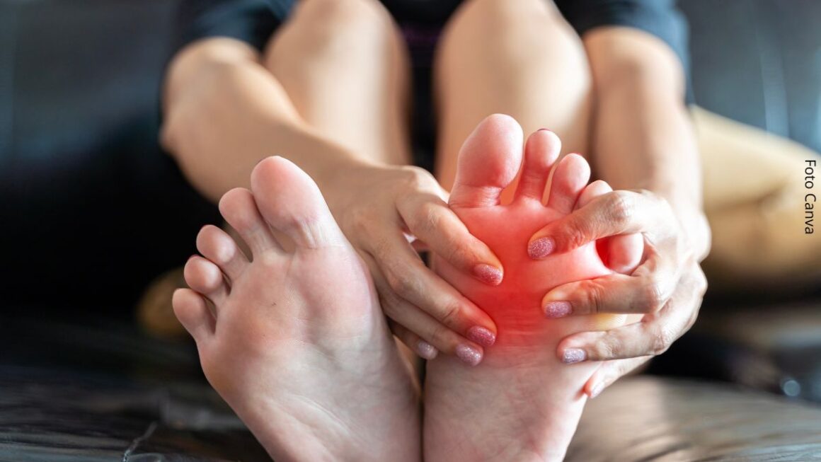 Close-up dos pés de uma mulher com dores nas articulações
