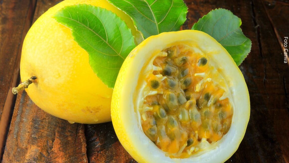 Close-up de um maracujá aberto, como exemplo de frutas ricas em proteína.