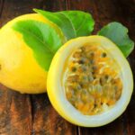 Close-up de um maracujá aberto, como exemplo de frutas ricas em proteína.