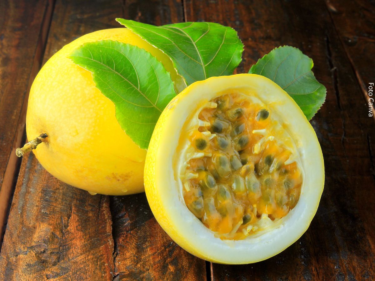 Close-up de um maracujá aberto, como exemplo de frutas ricas em proteína.