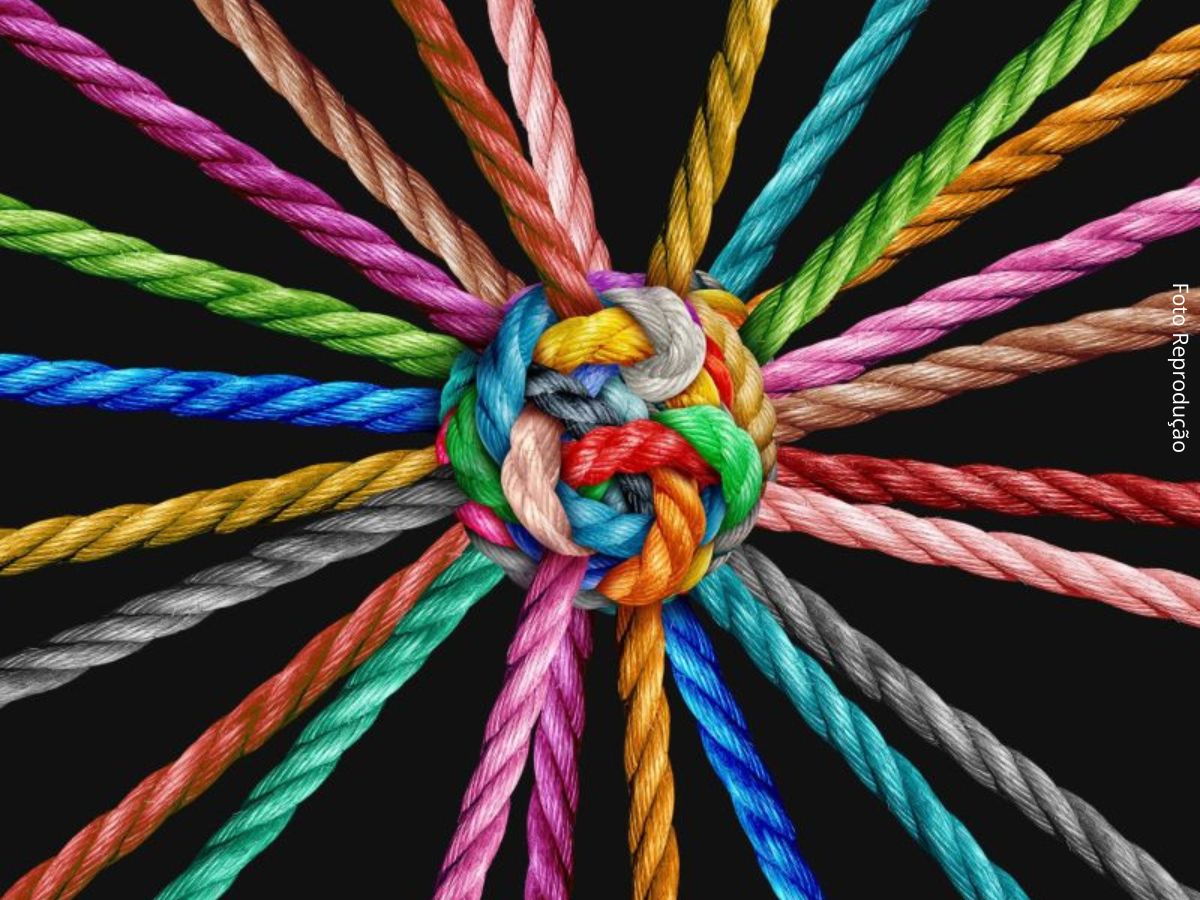 Imagem de linhas coloridas entrelaçadas, representando diferentes formas de conexão afetiva que se unem num só laço por meio das linguagens do amor.