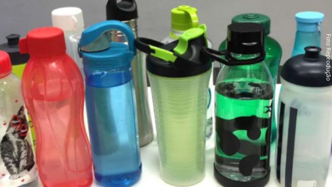 Close-up de garrafinhas de água lado a lado sobre uma mesa.