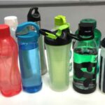 Close-up de garrafinhas de água lado a lado sobre uma mesa.