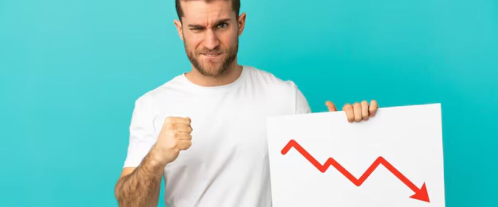 Imagem de um homem jovem segurando um gráfico em papel, com um dos punhos cerrado, vibrando por estar conseguindo sair de dívidas.